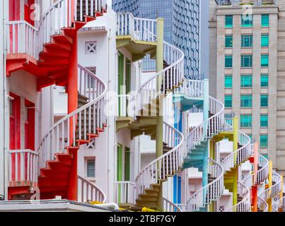 Colorate scale a chiocciola su Rochor Road viste da Queen Street nel quartiere del mercato di Bugis Street a Singapore. Foto Stock