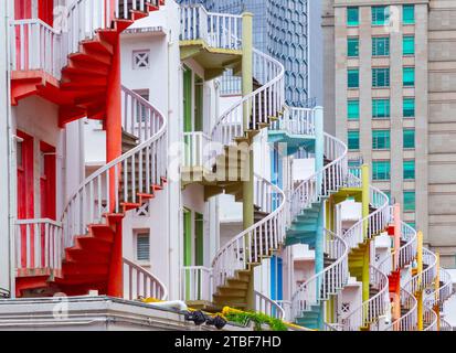 Colorate scale a chiocciola su Rochor Road viste da Queen Street nel quartiere del mercato di Bugis Street a Singapore. Foto Stock