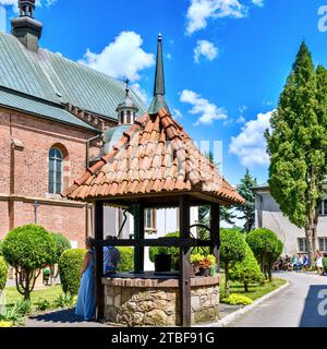 Il monastero di p. i francescani con la chiesa della Beata Vergine Maria si trova a Krosno, in st. Franciskanska, vicino alla piazza del mercato. Foto Stock