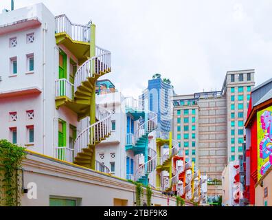Colorate scale a chiocciola su Rochor Road viste da Queen Street nel quartiere del mercato di Bugis Street a Singapore. Foto Stock
