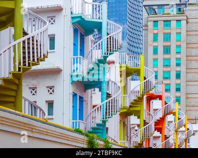 Colorate scale a chiocciola su Rochor Road viste da Queen Street nel quartiere del mercato di Bugis Street a Singapore. Foto Stock