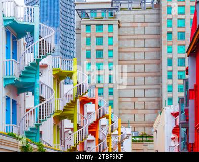 Colorate scale a chiocciola su Rochor Road viste da Queen Street nel quartiere del mercato di Bugis Street a Singapore. Foto Stock