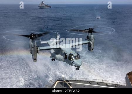 Oceano Atlantico. 29th Apr, 2023. A Marine Corps MV-22 Osprey atterra sul Patuxent USNS mentre conduce una visita, bordo, ricerca e sequestro durante un esercizio nell'Oceano Atlantico, 29 aprile 2023 credito: USA Navy/ZUMA Press Wire Service/ZUMAPRESS.com/Alamy Notizie dal vivo Foto Stock