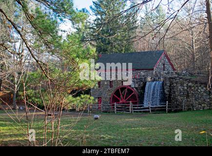 Storico mulino per grigliate con ruota di legno rossa, a Sudbury, Massachusetts, ancora in funzione, che produce farina di mais e farina di grano -0 Foto Stock