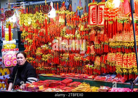 Nha Trang, Vietnam - 13 gennaio 2023 donna vietnamita vende molte decorazioni come simbolo di ricchezza nel mercato per il nuovo anno lunare del Tet Foto Stock