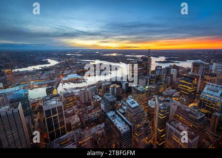 Sydney, Australia - 18 aprile 2022: Vista aerea mozzafiato dello skyline della città di Sydney che unisce architettura moderna e monumenti iconici al tramonto Foto Stock