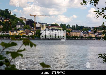 Gmunden , Austria - 17 giugno 2023: Vista della città di Gmunden dal Lago Traunsee Foto Stock