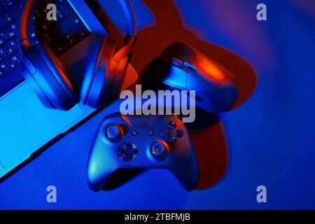 Cuffie, joystick e tastiera per computer su tavolo nero Foto Stock