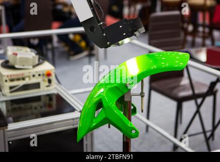 Ispezione robotica automatizzata delle parti della motocicletta. Industria automobilistica Foto Stock