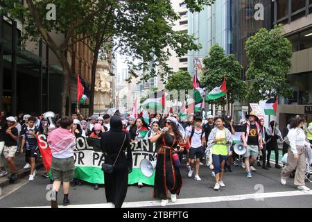 Sydney, Australia. 7 dicembre 2023. Studenti e altri protestano a sostegno della Palestina e contro il bombardamento israeliano di Gaza per rappresaglia all'attacco di Hamas del 7 ottobre su Israele. Crediti: Richard Milnes/Alamy Live News Foto Stock