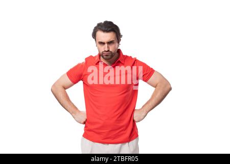 giovane bruna caucasica intelligente con una barba ben curata, si staglia con cura Foto Stock