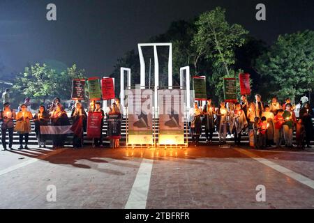 Dhaka, Bangladesh. 6 dicembre 2023. Gli attivisti sociali tengono le candele mentre protestano contro l'uccisione di donne e bambini a Gaza da parte di attacchi israeliani, a Dacca, in Bangladesh, il 6 dicembre 2023. Foto Habibur Rahman/ABACAPRESS.COM credito: Abaca Press/Alamy Live News Foto Stock