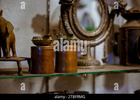 Oggetti in rame e ottone usati dai re e dai cittadini comuni nello Sri Lanka pre-indipendenza. Questi prodotti in rame e ottone-metallo sono stati trovati più di 100 Foto Stock