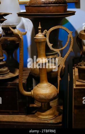 Oggetti in rame e ottone usati dai re e dai cittadini comuni nello Sri Lanka pre-indipendenza. Questi prodotti in rame e ottone-metallo sono stati trovati più di 100 Foto Stock