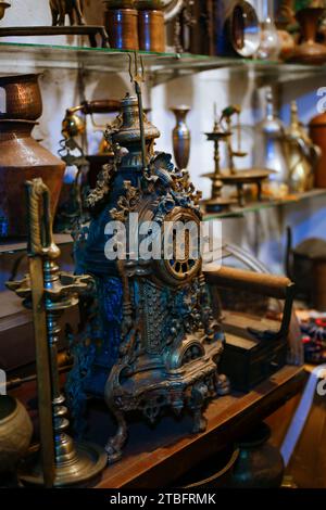 Oggetti in rame e ottone usati dai re e dai cittadini comuni nello Sri Lanka pre-indipendenza. Questi prodotti in rame e ottone-metallo sono stati trovati più di 100 Foto Stock