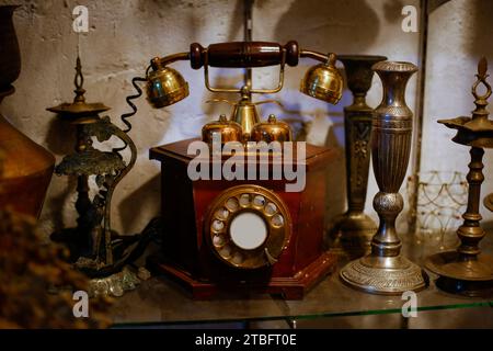 Oggetti in rame e ottone usati dai re e dai cittadini comuni nello Sri Lanka pre-indipendenza. Questi prodotti in rame e ottone-metallo sono stati trovati più di 100 Foto Stock