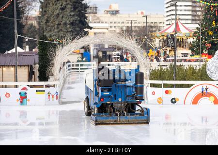 una macchina speciale per la raccolta del ghiaccio pulisce il settore dei trasporti di ghiaccio Foto Stock