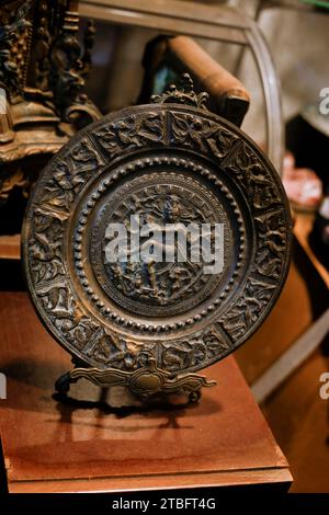 Oggetti in rame e ottone usati dai re e dai cittadini comuni nello Sri Lanka pre-indipendenza. Questi prodotti in rame e ottone-metallo sono stati trovati più di 100 Foto Stock