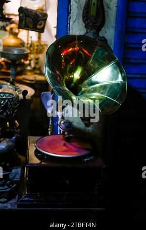 Oggetti in rame e ottone usati dai re e dai cittadini comuni nello Sri Lanka pre-indipendenza. Questi prodotti in rame e ottone-metallo sono stati trovati più di 100 Foto Stock