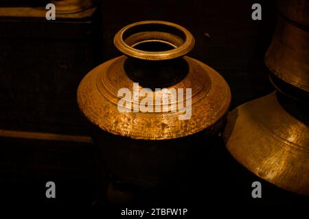 Oggetti in rame e ottone usati dai re e dai cittadini comuni nello Sri Lanka pre-indipendenza. Questi prodotti in rame e ottone-metallo sono stati trovati più di 100 Foto Stock