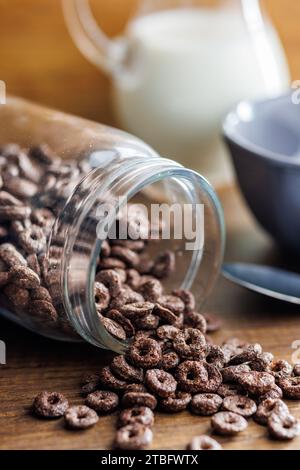 Cereali dolci per colazione in barattolo sul tavolo della cucina. Foto Stock