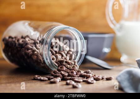 Cereali dolci per colazione in barattolo sul tavolo della cucina. Foto Stock