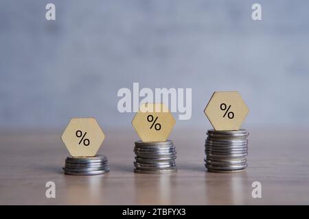 Impilare le monete con il segno di percentuale. Aumento del tasso di interesse, concetto di profitto. Foto Stock