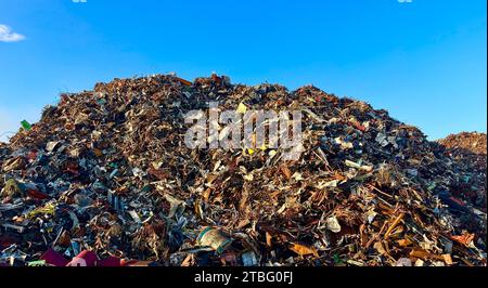 Rottami metallici, pile di rottami trovati nel deposito di riciclaggio. Foto Stock