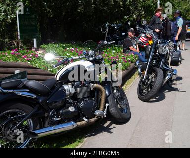 Motociclette al Calne bike Meet 2023 con l'insegna cittadina di Calne sullo sfondo Foto Stock