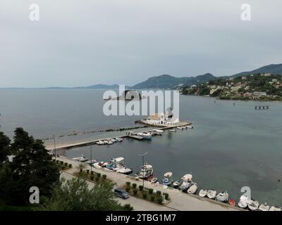 Korfu Stadt, Grecia. 6 maggio 2022. Monastero di Vlacherna con la piccola chiesa, Panagias ton Vlachernon, Chiesa della Vergine Maria, nel distretto Kanoni di Corfù città sull'isola ionica di Corfù in Grecia. L'isola dei topi, Pondikonisi, può essere vista sullo sfondo. Il monastero di Vlacherna e l'isola di mouse sono tra i luoghi più fotografati di Corfù. Crediti: Beate Schleep/dpa/Alamy Live News Foto Stock