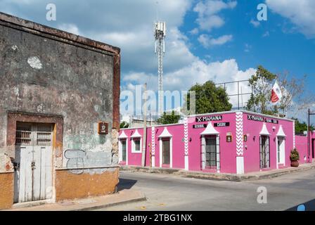 Valladolid, Yucatan, Messico, architettura coloniale rosa in strada, solo editoriale. Foto Stock