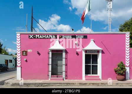 Valladolid, Yucatan, Messico, architettura coloniale rosa in strada, solo editoriale. Foto Stock