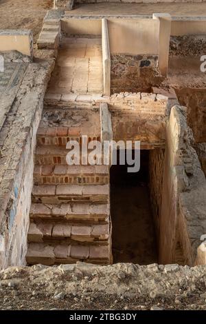 Resti archeologici romani di stanze ben conservate, cantine e una scala della casa Mitreo a Mérida, Spagna. Foto Stock