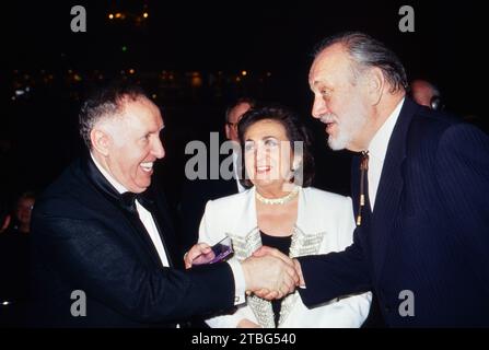 Ignatz Bubis, Vorsitzender des Zentralrats der Juden in Deutschland, begrüsst Dirigent Kurt Masur, Ida Bubis in der Mitte, Bild circa 1994. Foto Stock