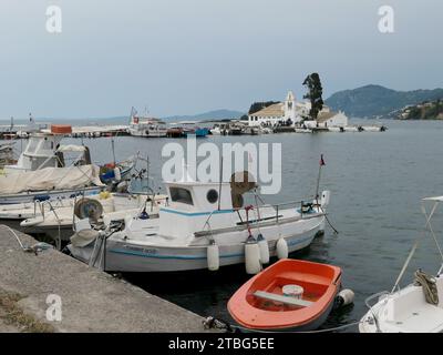 Korfu Stadt, Grecia. 6 maggio 2022. Barche ormeggiate presso un molo di fronte al Monastero di Vlacherna con la piccola chiesa, Panagias ton Vlachernon, Chiesa della Vergine Maria, nel quartiere Kanoni della città di Corfù, sull'isola ionica di Corfù, in Grecia. Il monastero di Vlacherna è uno dei luoghi più fotografati di Corfù. Crediti: Beate Schleep/dpa/Alamy Live News Foto Stock