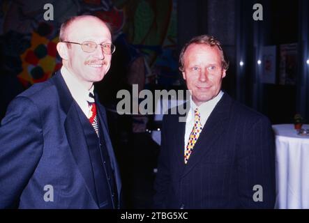 10 Jahre Sport Bild, 1998, Gäste bei der Feier: Sportfunktionär Willi Lemke mit Ex Fussballer Berti Vogts. Foto Stock