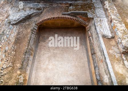 Resti archeologici di una cisterna romana dell'antica casa Mitraeum a Mérida, Spagna. Foto Stock