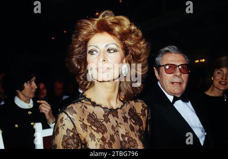 Sophia Loren, italienische Filmschauspielerin, mit Kollege Marcello Mastroianni, beide erhalten die Goldene Kamera für ihr Lebenswerk, hier bei der Verleihung der Goldenen Kamera a Berlino, Deutschland 1995. Foto Stock