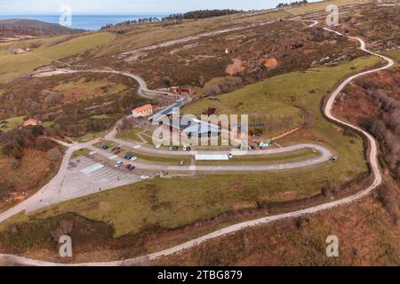 Vista aerea generale dell'accesso principale alla grotta di El Soplao, in Cantabria, Spagna. Foto Stock