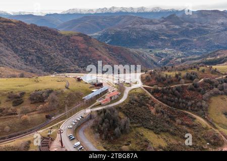 Vista aerea generale dell'accesso principale alla grotta di El Soplao, in Cantabria, Spagna. Foto Stock