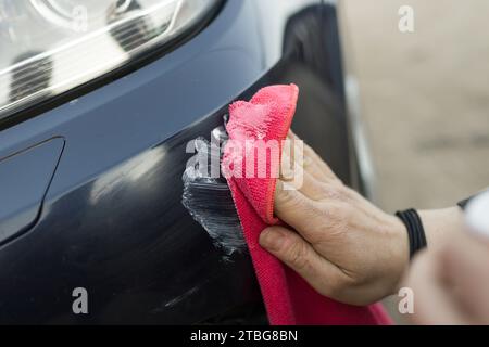 Pasta lucidante manuale per auto con panno in microfibra per la pulizia dei dettagli Valet vernice vernice per veicoli Foto Stock