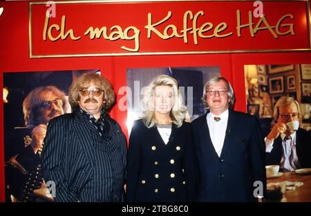 Zirkusdirektor Bernhard Paul, Ute Ohoven und Gerd Käfer, deutscher Gastronom und Kochbuchautor, Deutschland um 1998. Foto Stock