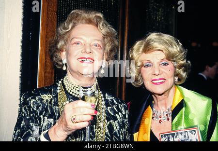 Helga Lee von Schaumburg-Lippe und vera Kalman, ehemalige Filmschauspielerin und Autorin, Deutschland um 1995. Foto Stock