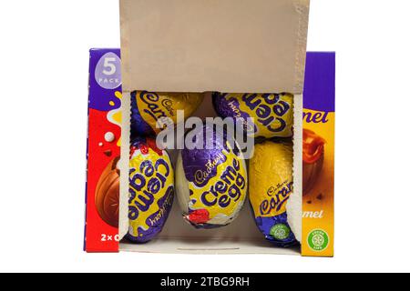 Scatola di uova di creme Cadbury mescolate a classiche uova di creme bianche e caramello confezione da 5 Cadbury aperte per mostrare il contenuto su sfondo bianco Foto Stock