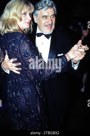 Schauspieler Mario Adorf beim Tanz mit Ehefrau Monique Faye, circa 1996. Foto Stock