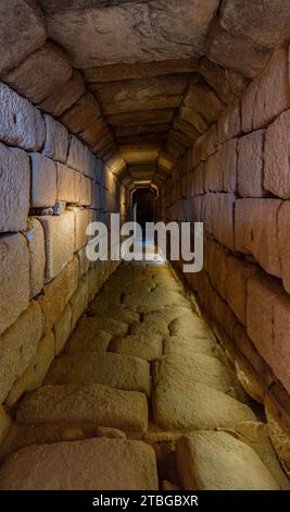 Corridoio con scale a blocchi in pietra e soffitto a volta che conduce alla cisterna romana nell'Alcazaba Alcazaba moresco. Merida, Extremadura. Spagna. Foto Stock