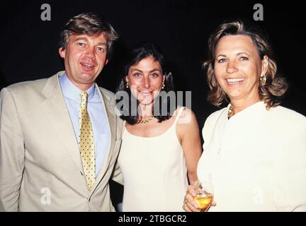 Medienanwalt Matthias Prinz mit Ehefrau Alexandra Freifrau von Rehlingen und Fernsehjournalistin Maria von Welser, 1997. Foto Stock