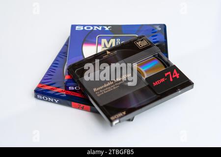 Zaporizhzhia, Ucraina - 4 giugno 2023: SONY minidiscs MDW-74 nella confezione originale e uno sconfezionato su sfondo bianco Foto Stock