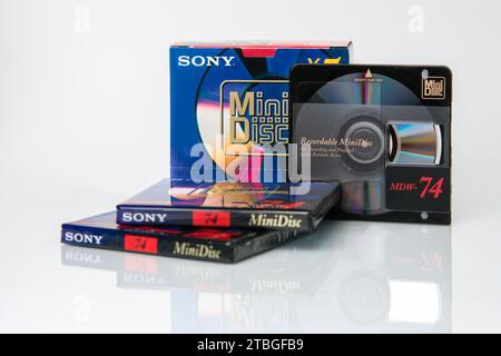 Zaporizhzhia, Ucraina - 4 giugno 2023: SONY minidiscs MDW-74 nella confezione originale, una scatola da 5 pezzi e un piedistallo disimballato in posizione verticale Foto Stock