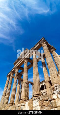 Vista dal basso del tempio romano di Diana con colonne in marmo in stile corinzio ben conservate, con un cielo azzurro e nuvole bianche eteree. Mer Foto Stock